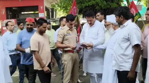 Sambhal News: सम्भल में सपा नेता फिरोज़ खाँ को नजरबंद किया गया, 14 सूत्रीय मांगों का ज्ञापन सौंपा Sambhal News: सम्भल में सपा नेता फिरोज़ खाँ को नजरबंद किया गया, 14 सूत्रीय मांगों का ज्ञापन सौंपा
