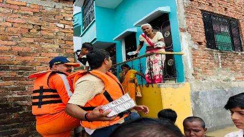 Varanasi News: बाढ़ राहत में एनडीआरएफ का सराहनीय प्रयास — राहत सामग्री का वितरण Varanasi News: बाढ़ राहत में एनडीआरएफ का सराहनीय प्रयास — राहत सामग्री का वितरण