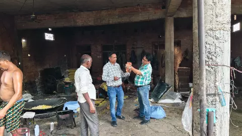 Kannauj News: कन्नौज में खाद्य सुरक्षा विभाग की ताबड़तोड़ छापेमारी से दुकानदारों में मचा हड़कंप, तीनों तहसील से भरे गये नमूने