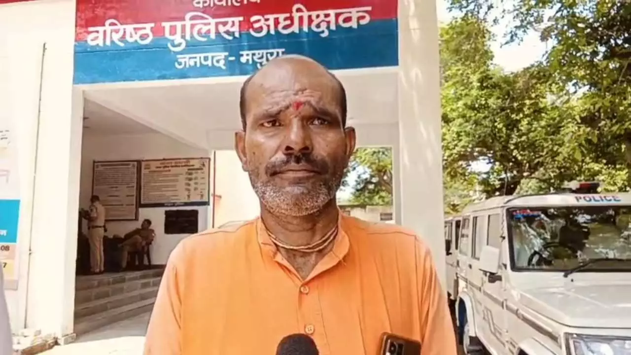 Mathura News: गांव गोंडा आर्ट्स में प्राचीन शिवलिंग को जेसीबी से तोड़ा, पीड़ित ने एसएसपी से लगाई गुहार