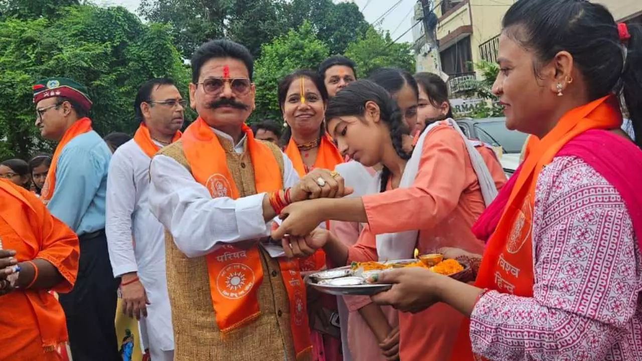 मुस्लिम सहेलियों को अपने घर न लाएं..., विश्व हिंदू रक्षा परिषद ने मनाया रक्षाबंधन का पर्व! 51 स्कूली छात्राओं के साथ पूर्व सैनिक रहें मौजूद