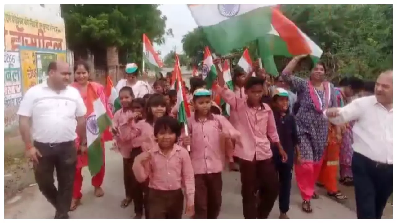 Mathura News: तिरंगा रैली निकालकर लालपुर विद्यालय के बच्चों ने दिखाई देशभक्ति की मिसाल