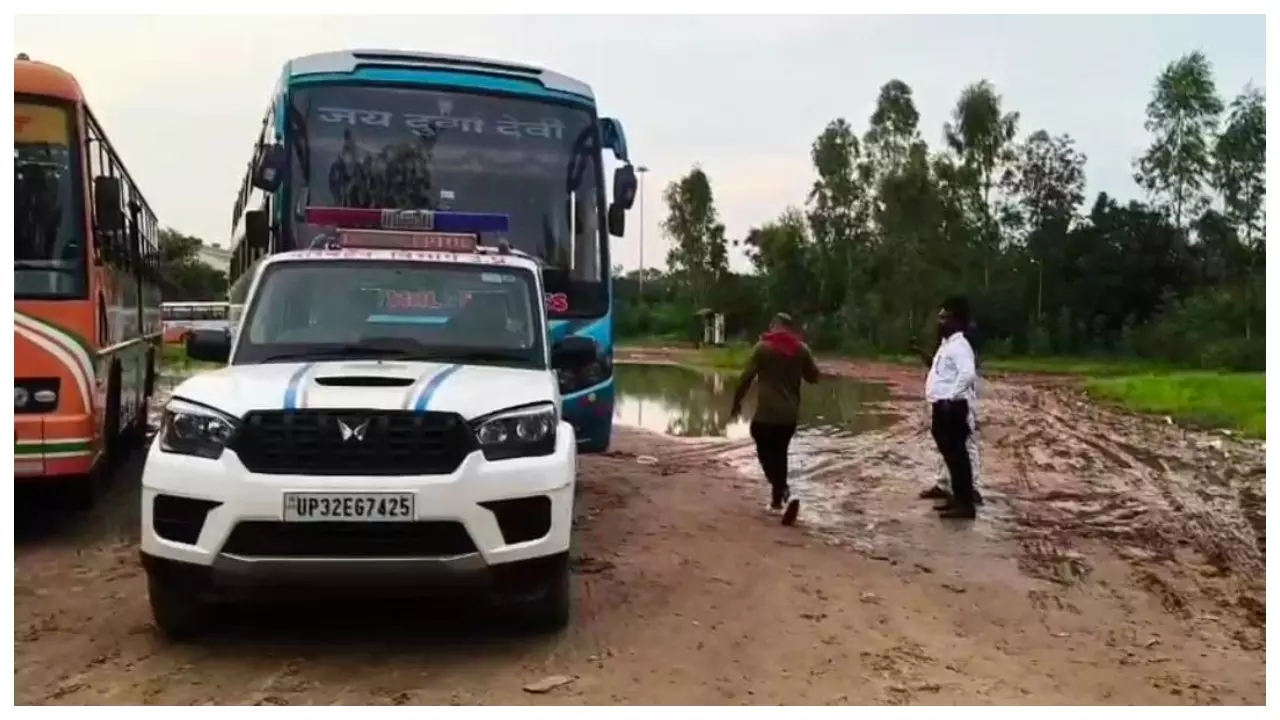 Maharajganj News: महराजगंज में रक्षाबंधन से पहले परिवहन विभाग की बड़ी कार्रवाई: भारत-नेपाल के सोनौली बॉर्डर पर 10 टूरिस्ट बसों का चालान, 1 बस सीज