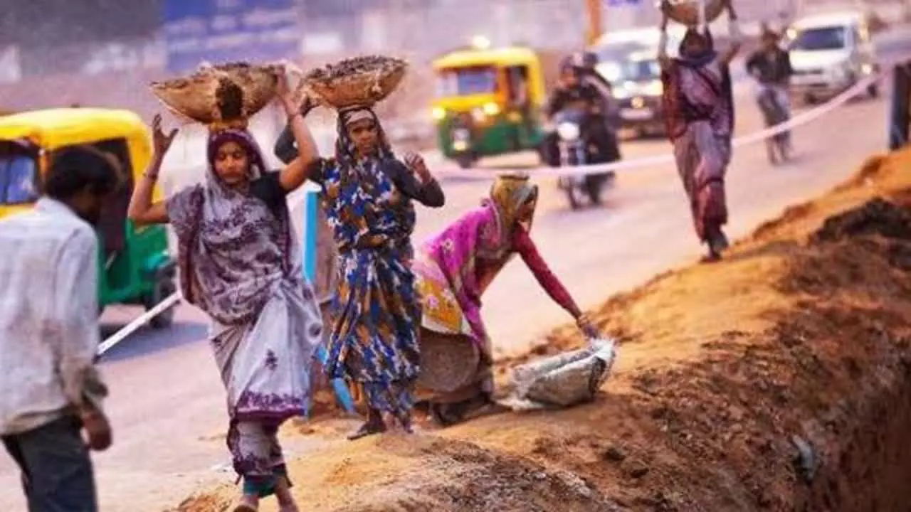 UP News: प्रदेश में श्रमिकों की सामाजिक सुरक्षा मजबूत ! अब तक कितने श्रमिकों को मिला बोर्ड की योजनाओं का लाभ, प्रवासी मजदूरों को मिलेगी राहत