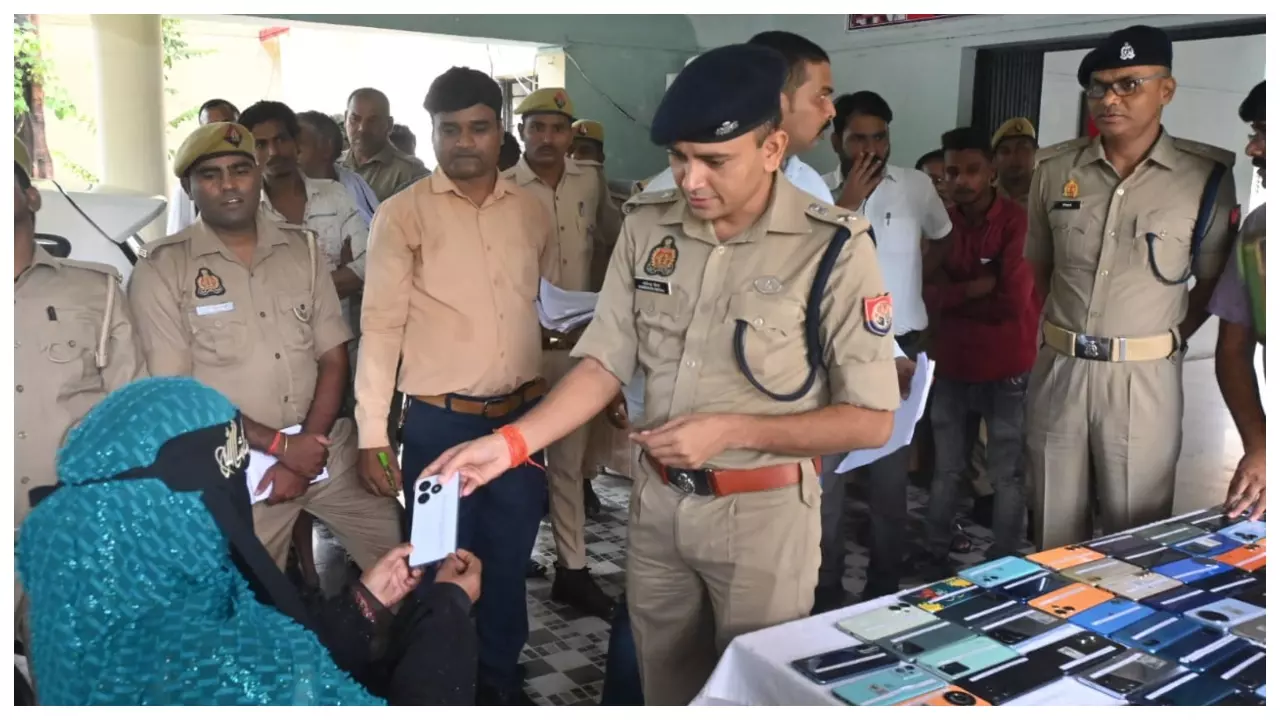 Maharajganj News: महराजगंज सर्विलांस सेल की बड़ी सफलता: ₹30.43 लाख कीमत के 151 गुम मोबाइल फोन बरामद
