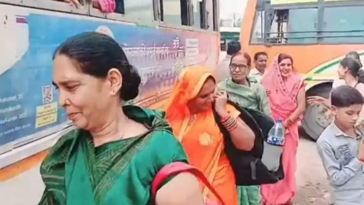 Auraiya News: रक्षाबंधन पर सरकार ने फ्री की बस सेवा, महिलाओं ने उठाया फायदा Auraiya News: रक्षाबंधन पर सरकार ने फ्री की बस सेवा, महिलाओं ने उठाया फायदा