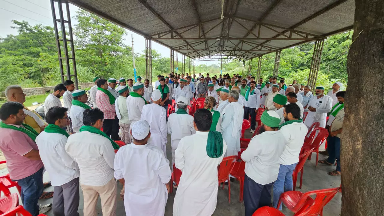 Meerut News: कमिश्नरी घेराव की रणनीति तय: मेरठ में भाकियू की पंचायत में गरजे किसान, बोले- अब आरपार की लड़ाई