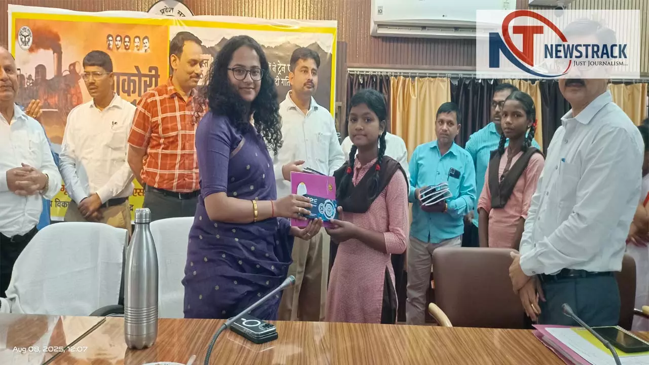 Students present patriotic programs in memory of immortal martyrs associated with Kakori train action