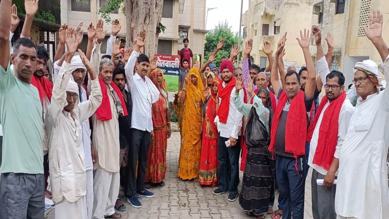 Bulandshahr News: प्रेमी संग मिल पति को फांसी पर लटका रही पत्नी बेहोश पति को छोड़ भागी, पीड़ित पति की हालत गंभीर
