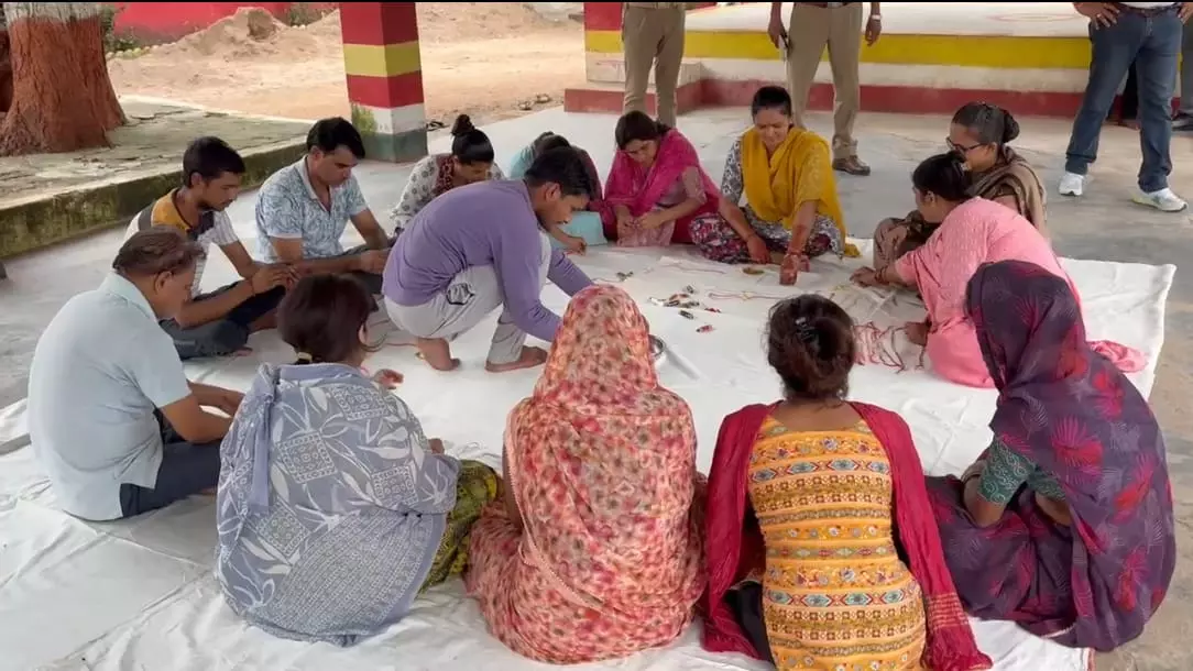Jhansi News: झाँसी में महिला कैदियों की अनोखी पहल: ऑपरेशन सिंदूर में शामिल सैनिकों के लिए बनाई सिंदूर वाली राखी