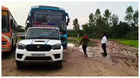 Maharajganj News: महराजगंज में रक्षाबंधन से पहले परिवहन विभाग की बड़ी कार्रवाई: भारत-नेपाल के सोनौली बॉर्डर पर 10 टूरिस्ट बसों का चालान, 1 बस सीज Maharajganj News: महराजगंज में रक्षाबंधन से पहले परिवहन विभाग की बड़ी कार्रवाई: भारत-नेपाल के सोनौली बॉर्डर पर 10 टूरिस्ट बसों का चालान, 1 बस सीज