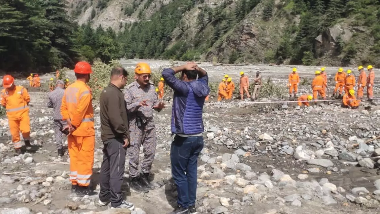 Uttarakhand News: दो हजार लीटर डीजल हर दिन भेजा जाएगा धराली-बगौली, सचिव गृह पहुंचे कंट्रोल रूम, डीएम से लिया अपडेट