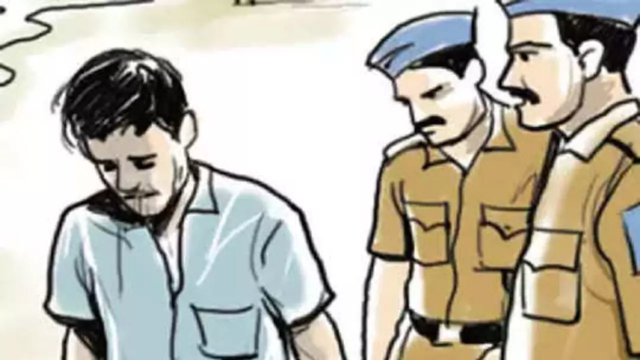 Gorakhpur News: हाथ में असलहा थमाया और ‘खाकी’ ने कर ली 90 हजार की लूट? दो डिप्टी एसपी जांच में जुटे, गोरखपुर का यह मामला चर्चा में