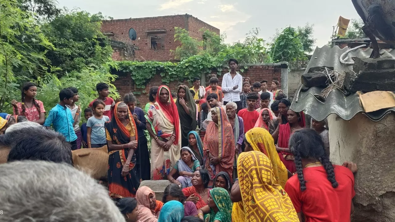 Chandauli News: कच्चा मकान गिरने से दो लोगों की हुई दर्दनाक मौत,आवास देने में भी लापरवाही बना कारण
