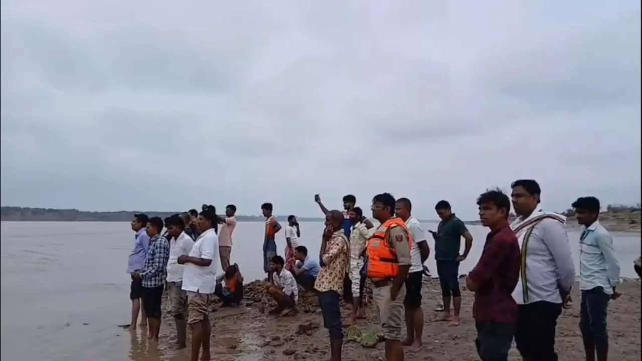 Fatehpur News: रक्षाबंधन पर यमुना नदी में कजेलिया बहाने गई दो सगी बहन नदी में डूबी,एसडीआरएफ की टीम तलाश में जुटी