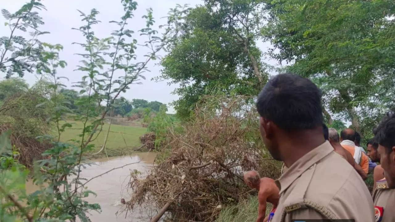 Chitrakoot News: रक्षाबंधन के दिन वाल्मीकि नदी में नहाने गए चार युवकों में एक की मौत एक लापता दो को ग्रामीणों के प्रयास से बाहर निकल गया
