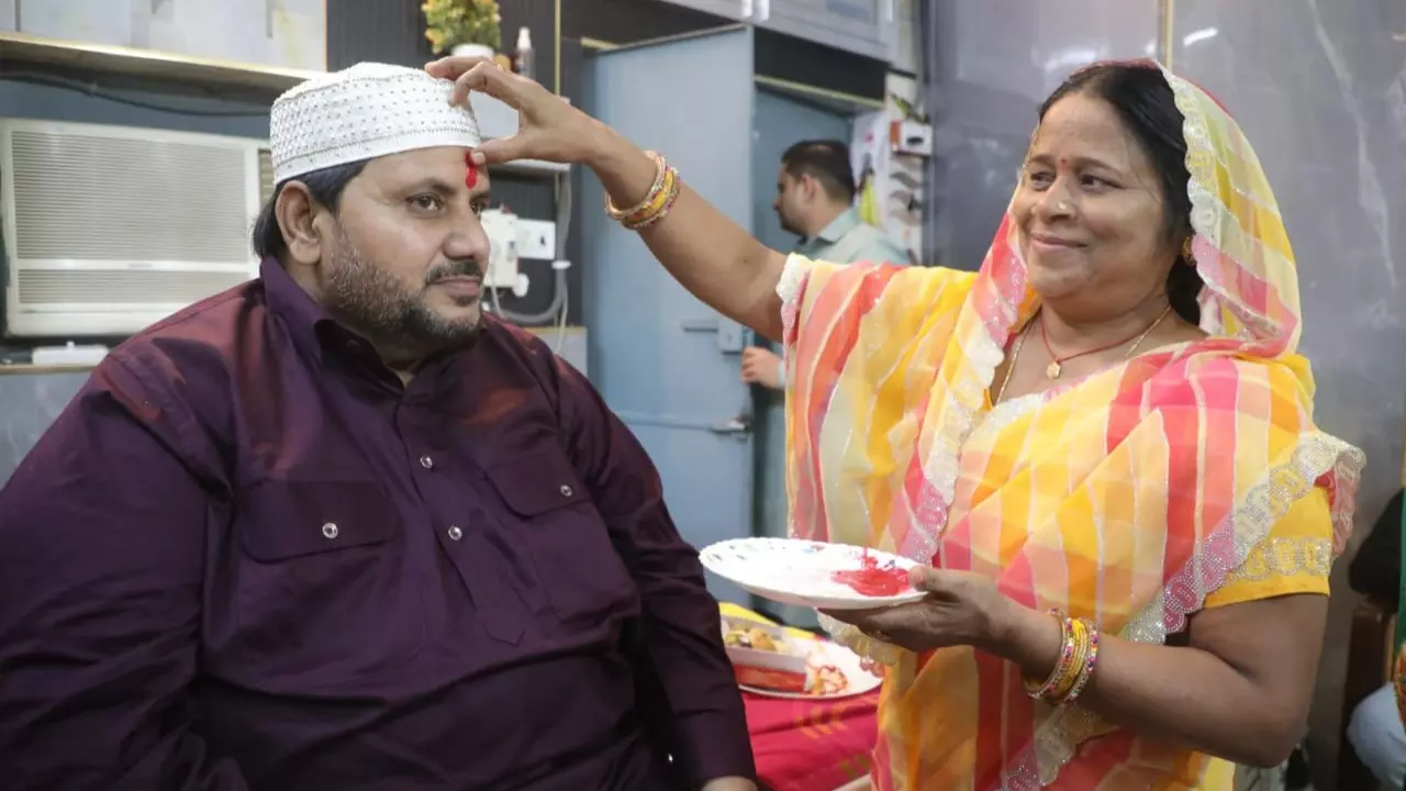 Lucknow News: 35 सालों से जुबेर को राखी बांधती हैं लखनऊ की अनीता! रक्षाबंधन पर हिन्दू-मुस्लिम एकता की मिसाल बना ये परिवार