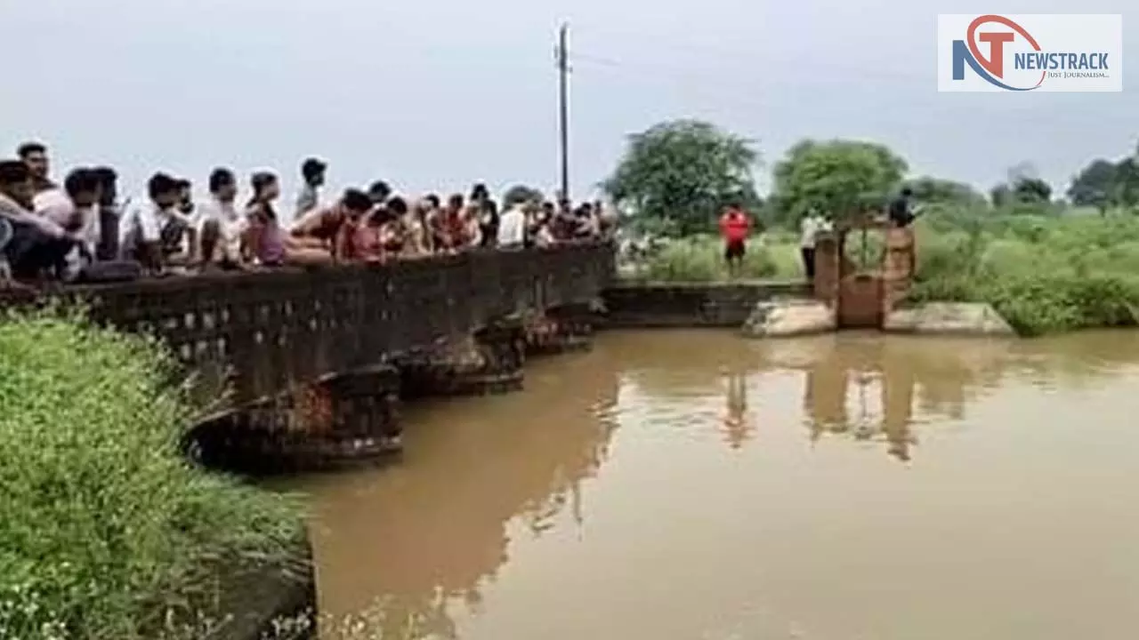 women jumps into canal with daughter and sons News in hindi