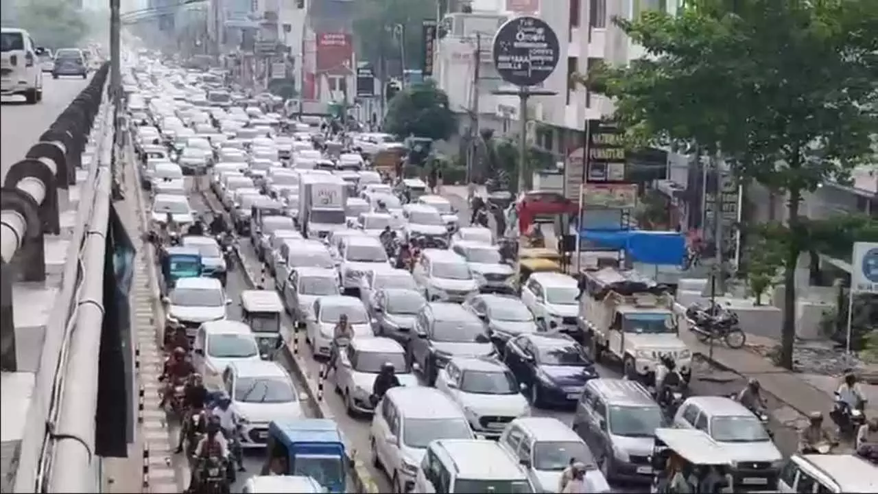 रक्षाबंधन पर जाम के बंधन में बंधा पूरा लखनऊ शहर! ट्रैफिक व्यवस्था हुई ध्वस्त, रक्षासूत्र बंधवाने के मुहूर्त में घंटों रेंगते रहे वाहन