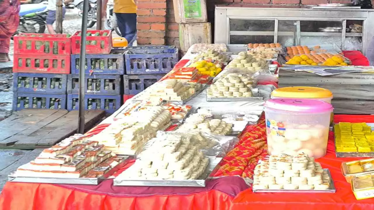 Lakhimpur Kheri News: रक्षाबंधन पर खुलेआम बिक गई सैकड़ों कुंतल मिलावटी मिठाई,फूड विभाग मौन