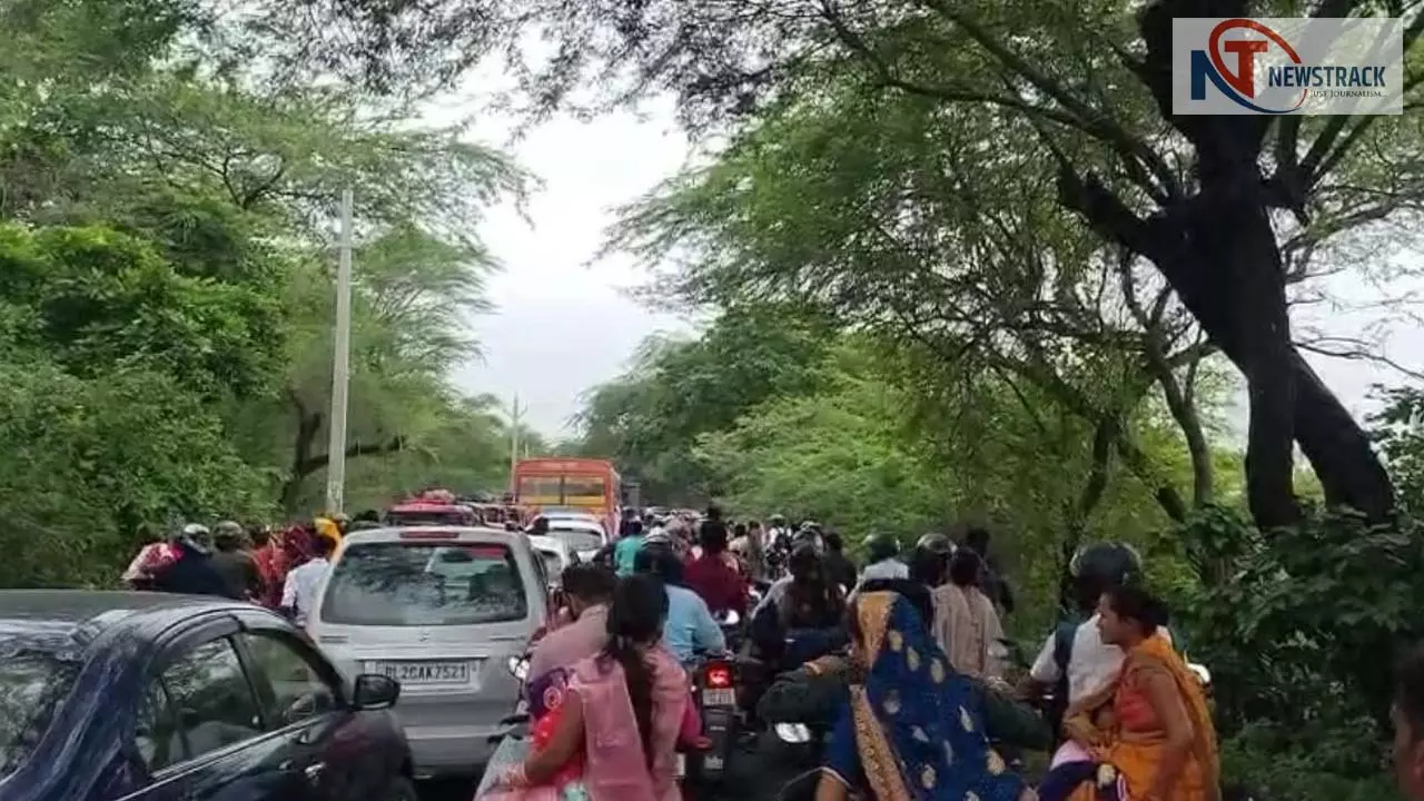 vehicles stuck for hours on Sitapur road due to Trees