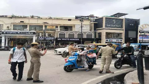 रक्षाबंधन पर भाइयों की कलाई न रहे सूनी! ट्रैफिक नियमों को परखने सड़क पर उतरे जॉइंट कमिश्नर और DCP, दो पहिया वाहनों के कटे चालान
