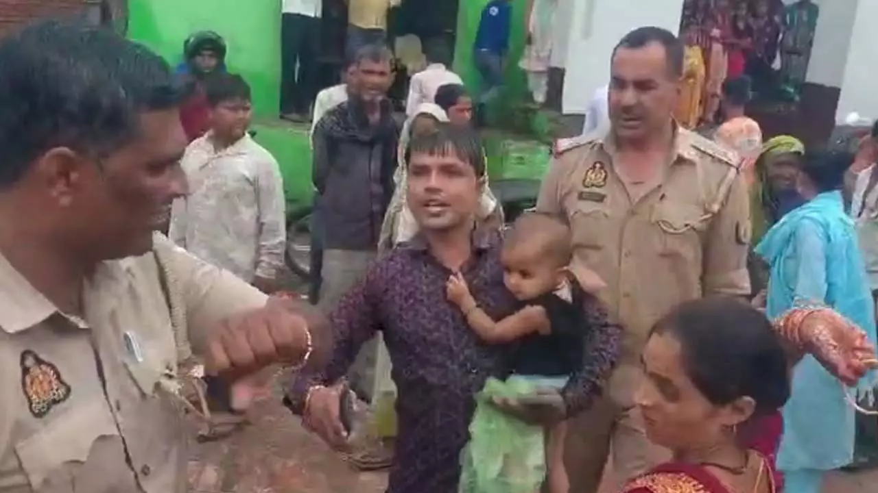 Tempo driver beaten and insulted by police