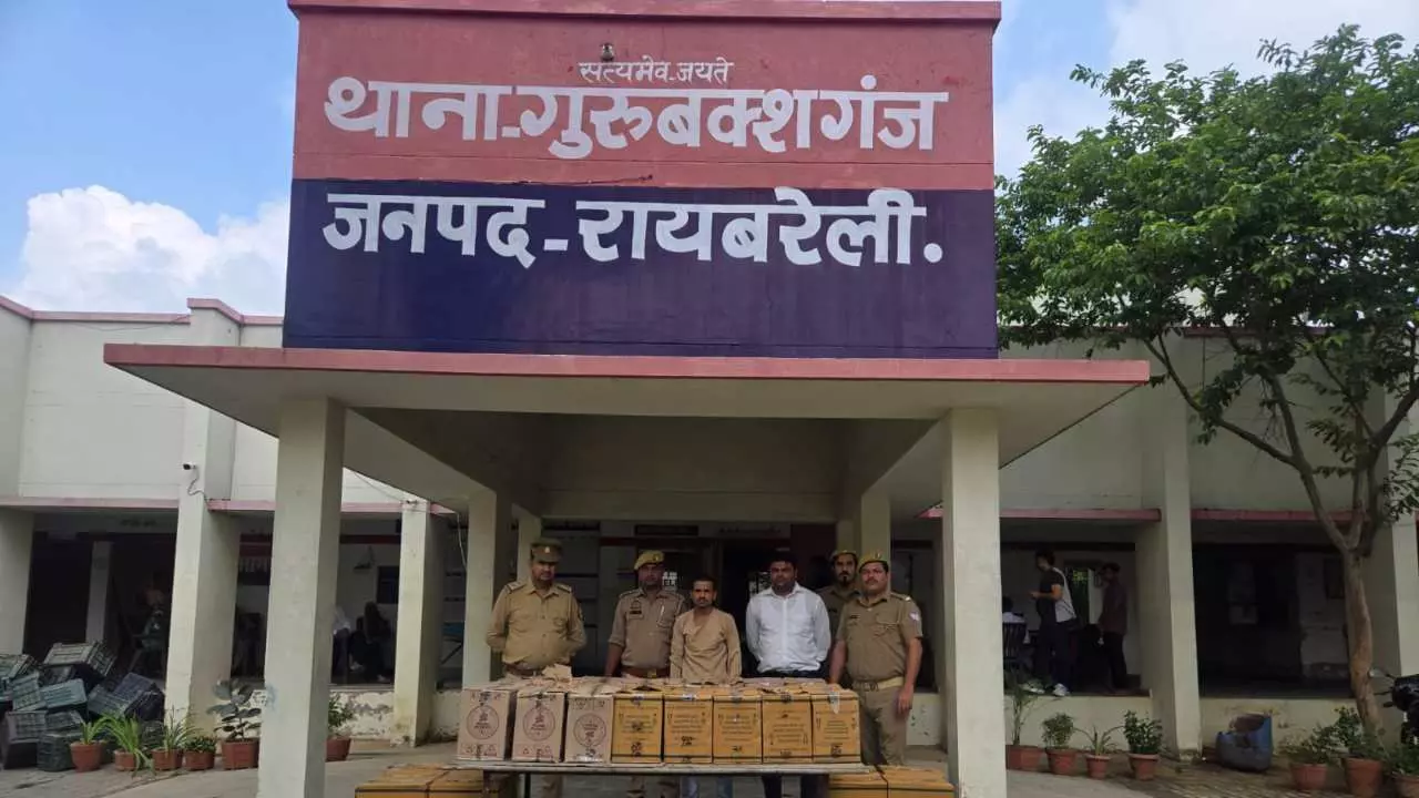 Raebareli News: हरियाणा से बिहार ले जाई जा रही पंद्रह लाख की शराब रायबरेली में पकड़ी गई