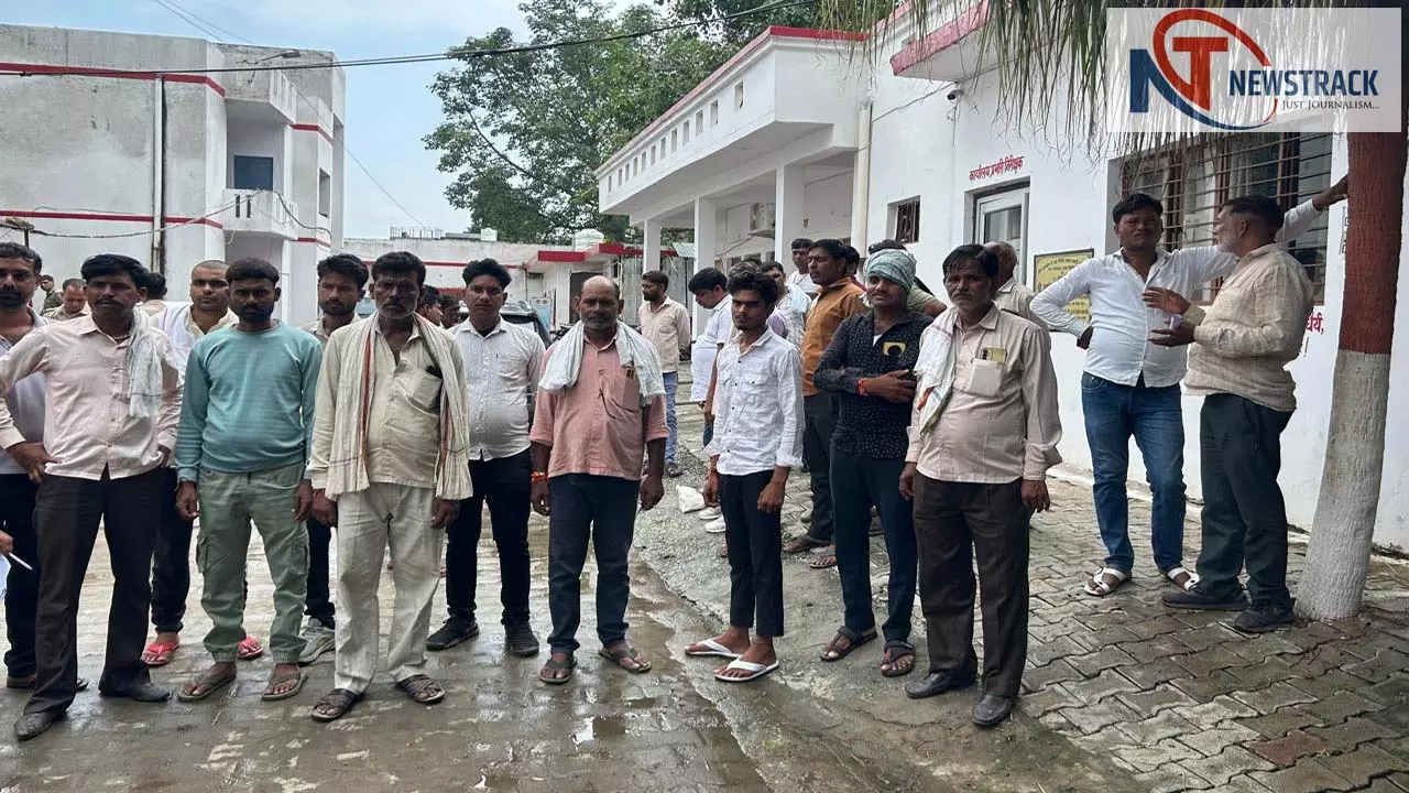 People reach police station the next day demanding tractor ramparts