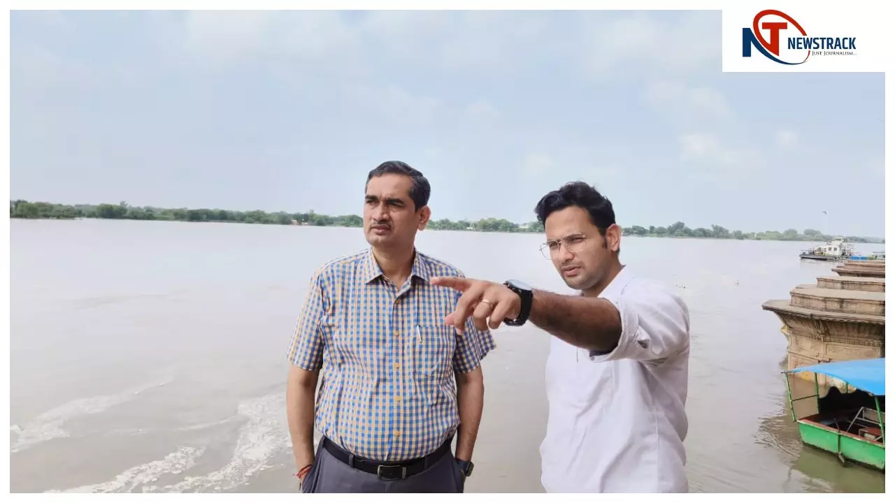 Mathura News: जिलाधिकारी ने तहसील महावन के ग्राम नगला अकोस तथा वृंदावन के केशी घाट का निरीक्षण किया।
