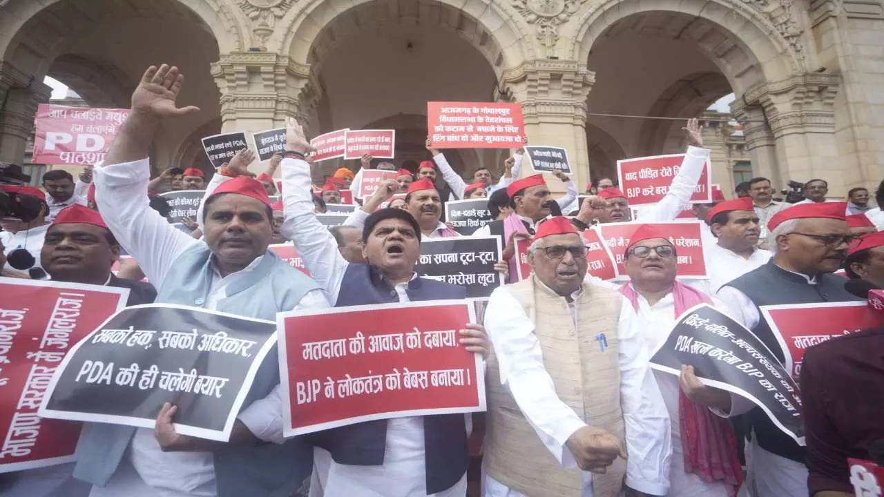 Samajwadi Party protest in Vidhan Sabha