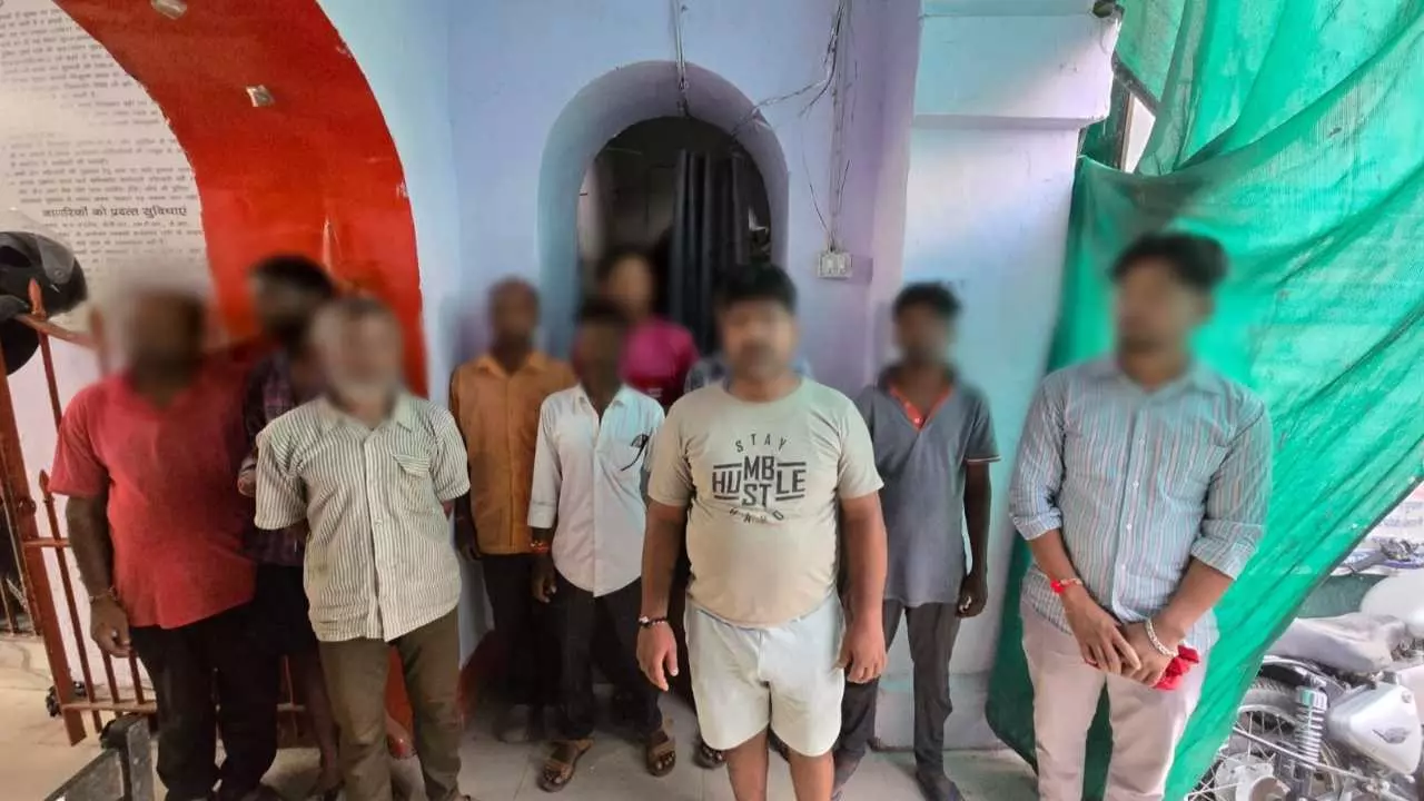 Varanasi News: वाराणसी में SOG-2 की दो बड़ी कार्रवाई: अवैध हुक्काबार और लॉटरी अड्डे पर छापा, 19 गिरफ्तार