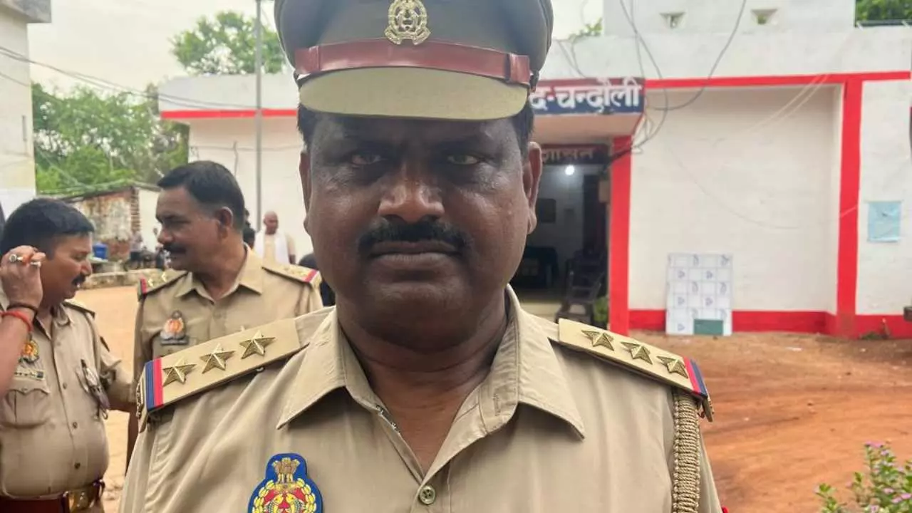 Chandauli News:मसीहा इंस्पेक्टर रमेश यादव का तबादला,नौगढ़ के लोगों की आंखें हुईं नम