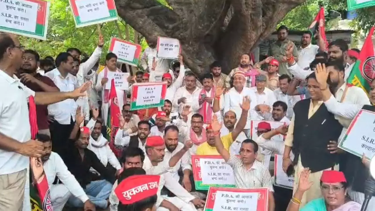 Raebareli News: अखिलेश यादव की गिरफ्तारी से भड़की सपा: रायबरेली की सड़कों पर उतरे हजारों कार्यकर्ता