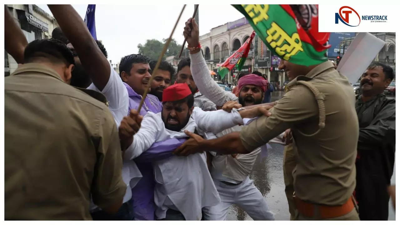 राजधानी के हजरतगंज चौराहे पर समाजवादी पार्टी का प्रदर्शन, अखिलेश यादव को हिरासत में लेने का विरोध