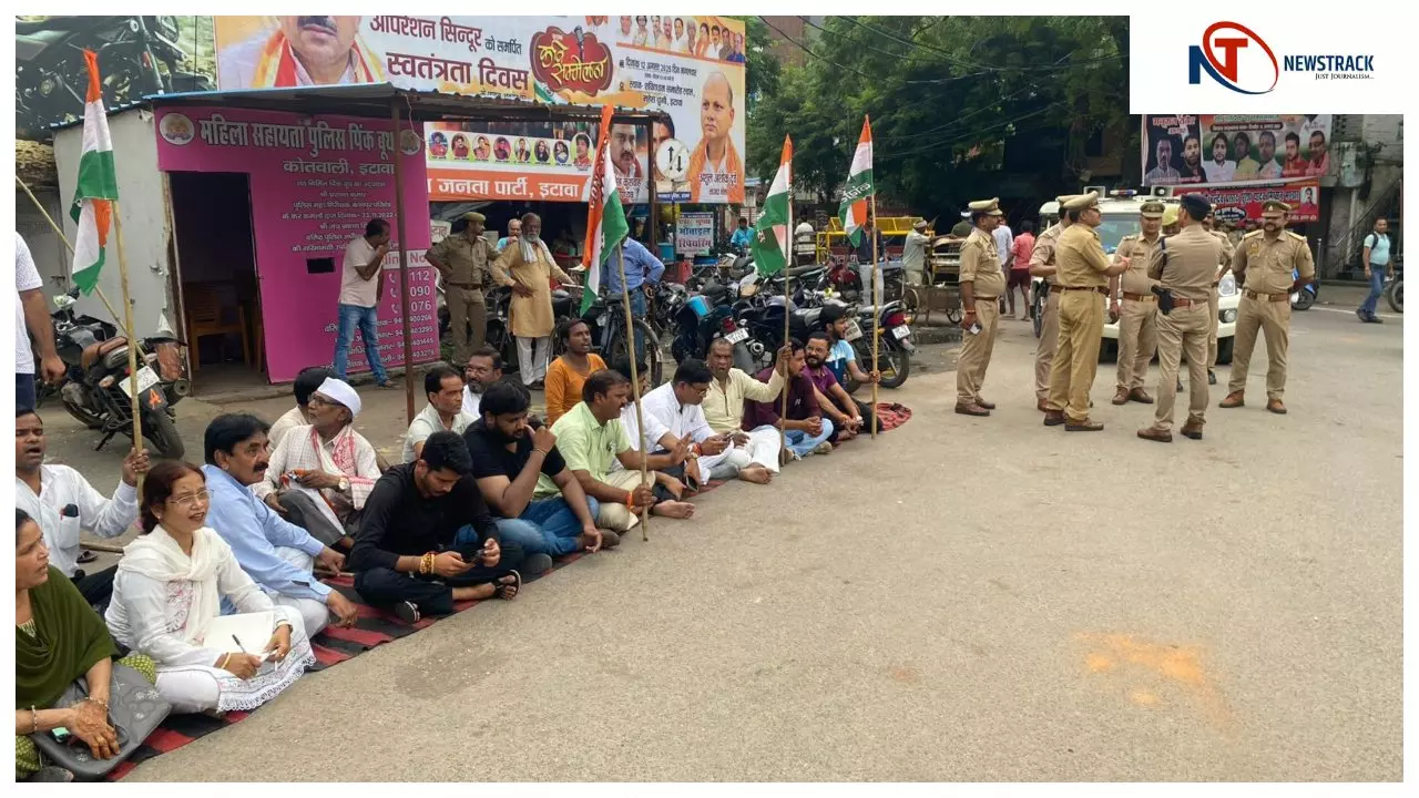 Etawah News: कांग्रेस ने शास्त्री चौराहे पर दिया धरना, केंद्र सरकार के खिलाफ की नारेबाजी