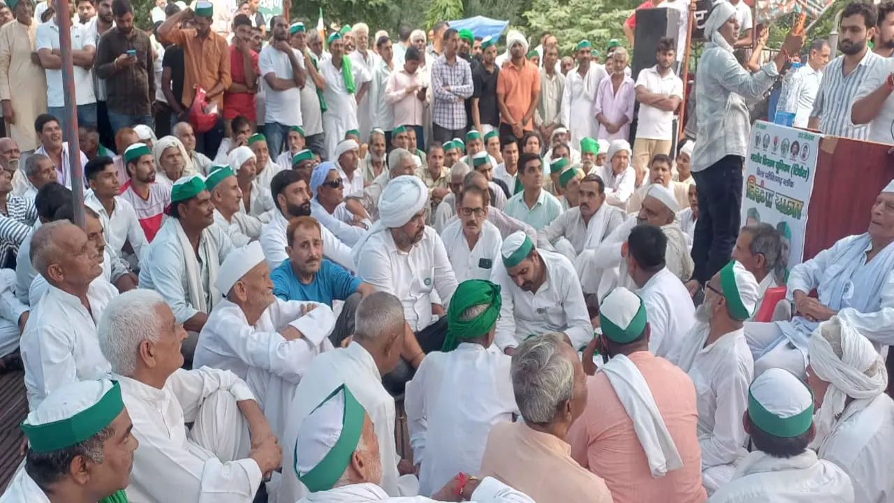 Meerut News: मेरठ में गूंजा किसानों का हुंकार, भाकियू का ट्रैक्टर तिरंगा मार्च कमिश्नरी पर टूटा
