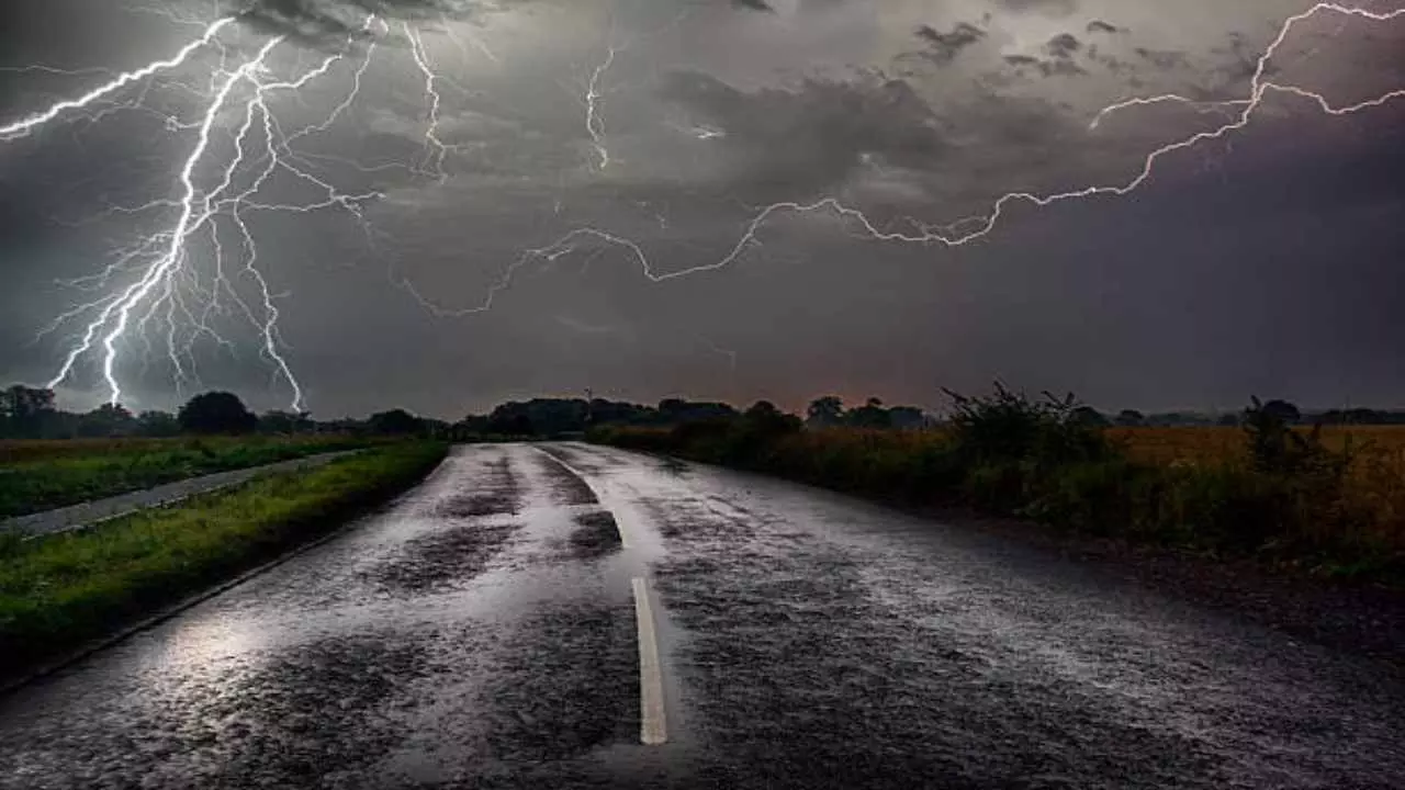 UP Weather Today: तैयार हो जाएं! UP में फिर सक्रिय होगा मानसून, 15 अगस्त तक झमाझम बारिश और तूफ़ान की चेतावनी