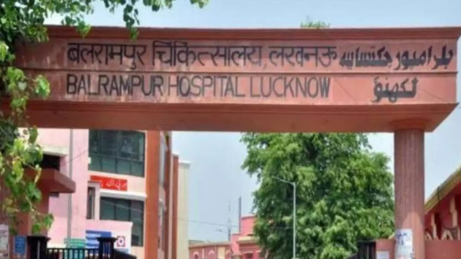 लखनऊ में सरकारी अस्पताल के डॉक्टर का ठगी और हमला कांड: 10 लाख हड़पकर नहीं दी नौकरी, विरोध पर महिला से मारपीट