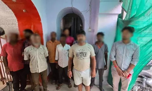 Varanasi News: वाराणसी में SOG-2 की दो बड़ी कार्रवाई: अवैध हुक्काबार और लॉटरी अड्डे पर छापा, 19 गिरफ्तार