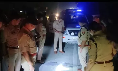Hapur News: हापुड़ में भीषण सड़क हादसा: ट्रैक्टर-ट्रॉली से टकराई कार, सिपाही सोनू कुमार की दर्दनाक मौत