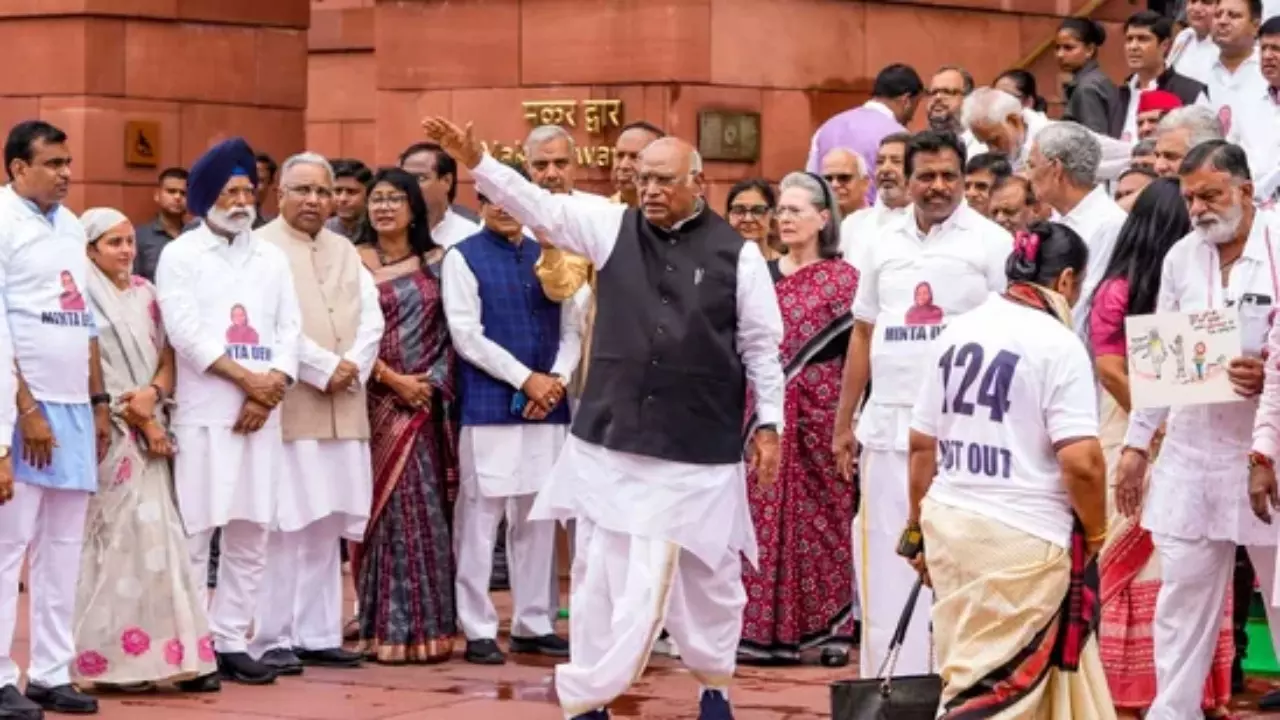 124 नॉट आउट,INDIA ब्लॉक के सांसदों ने इस नारे वाली टी-शर्ट क्यों पहनकर किया विरोध, और कौन हैं मिन्ता देवी?