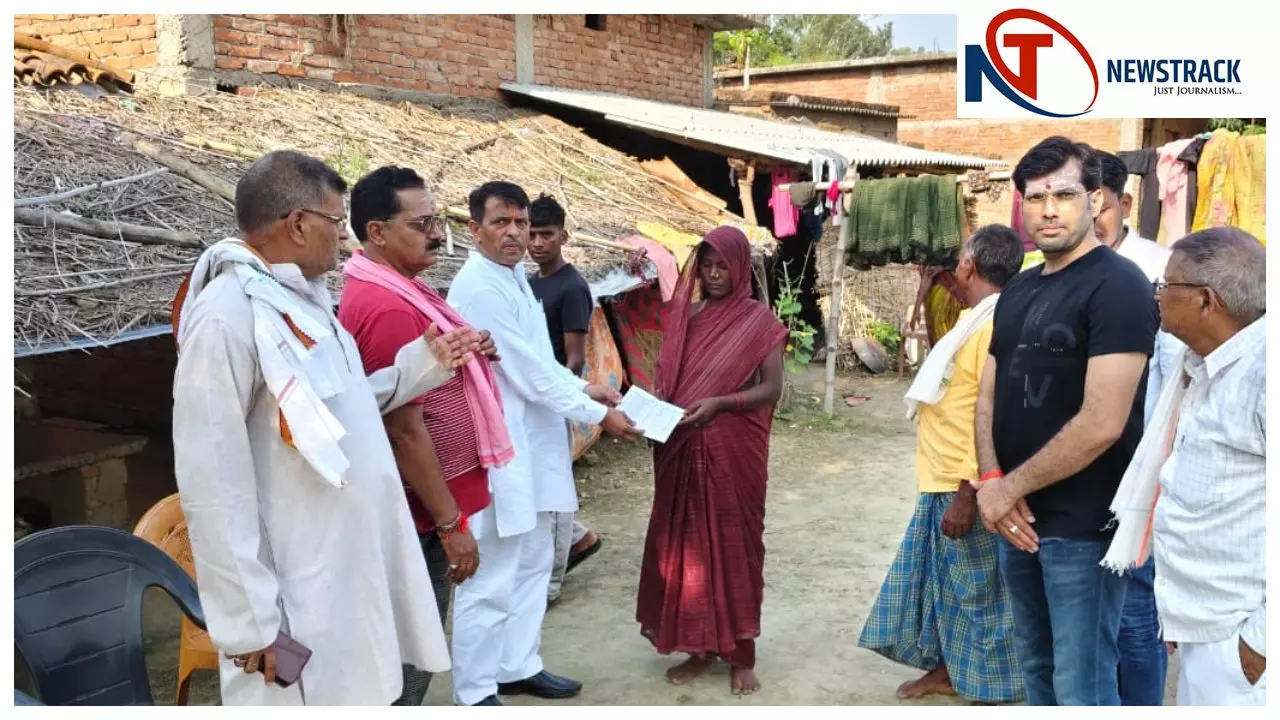 Chandauli News: समाज सेवा की मिसाल:सोनभद्र के अधिवक्ता ने निर्धन परिवार को दिलाई सरकारी मदद