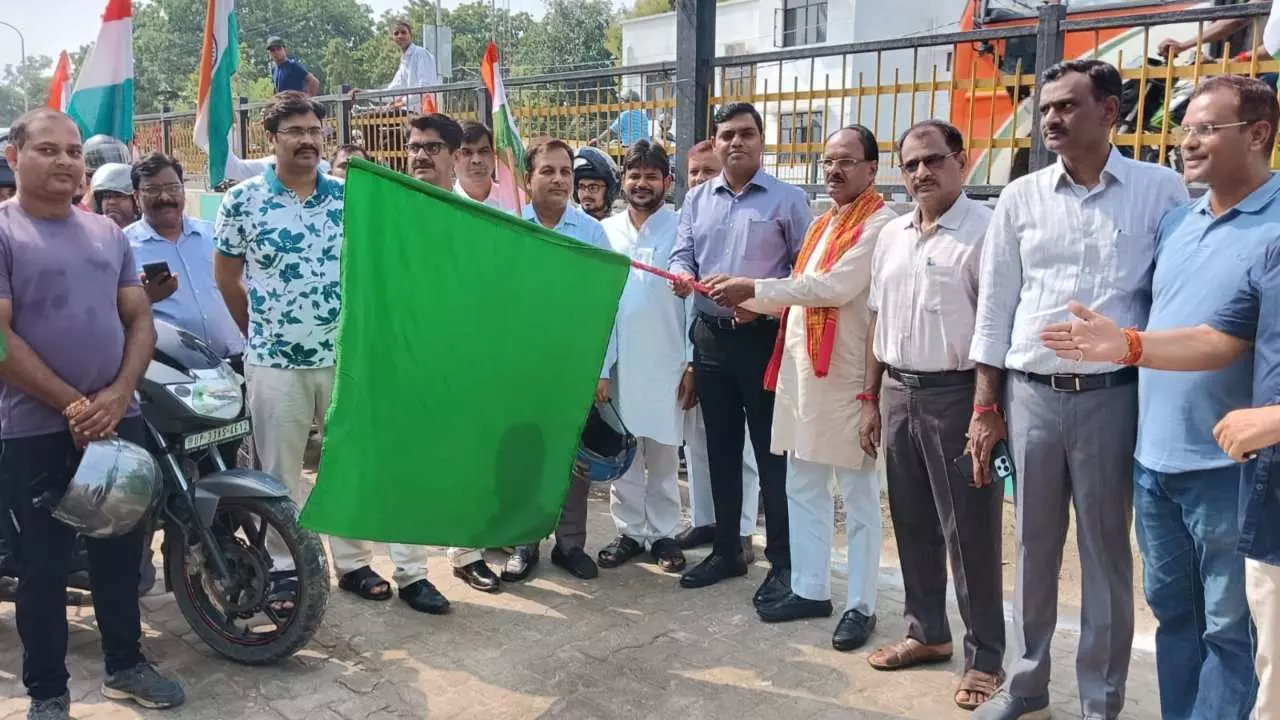 Raebareli News: रायबरेली में हर घर तिरंगा यात्रा के अंतर्गत निकाली गई भव्य मोटरसाइकिल रैली