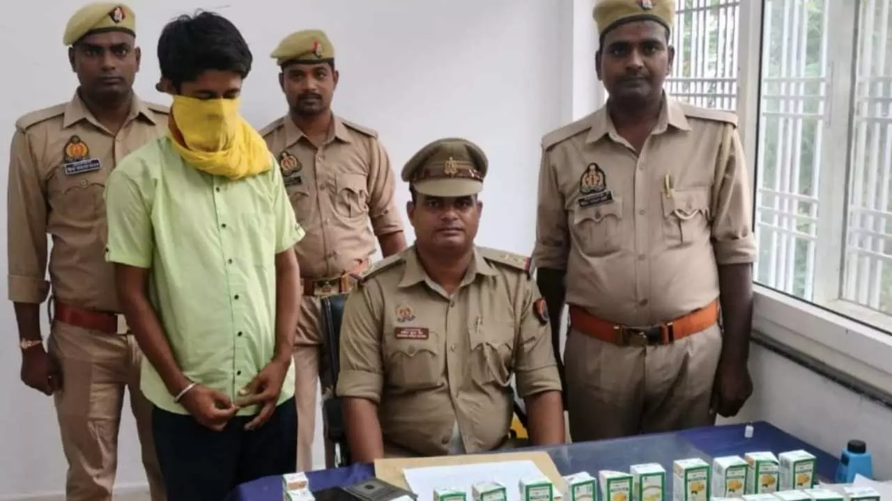 Chandauli News: रेलवे स्टेशन पर शराब तस्करी का भंडाफोड़: बिहार का तस्कर गिरफ्तार