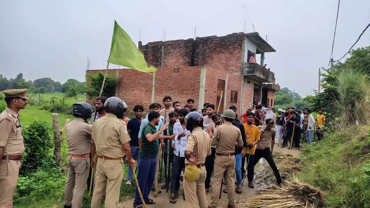 फतेहपुर में मंदिर-मकबरा विवाद: कांग्रेस ने की कार्रवाई की मांग, भाजपा नेता पर उठे सवाल