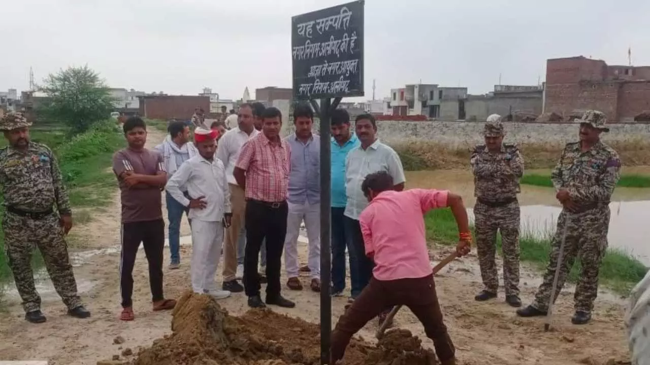 Aligarh News: नगर आयुक्त के निर्देश पर हुई बड़ी कार्रवाई, नगर निगम ने 9 करोड़ की संपत्ति कराई कब्जा मुक्त