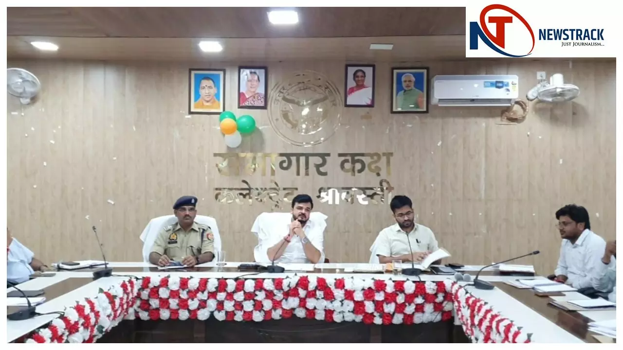 Shravasti News: डीएम ने आईजीआरएस की की समीक्षा बैठक, नदारद 03 अधिकारियों का कटा वेतन, कारण बताओ नोटिस जारी की