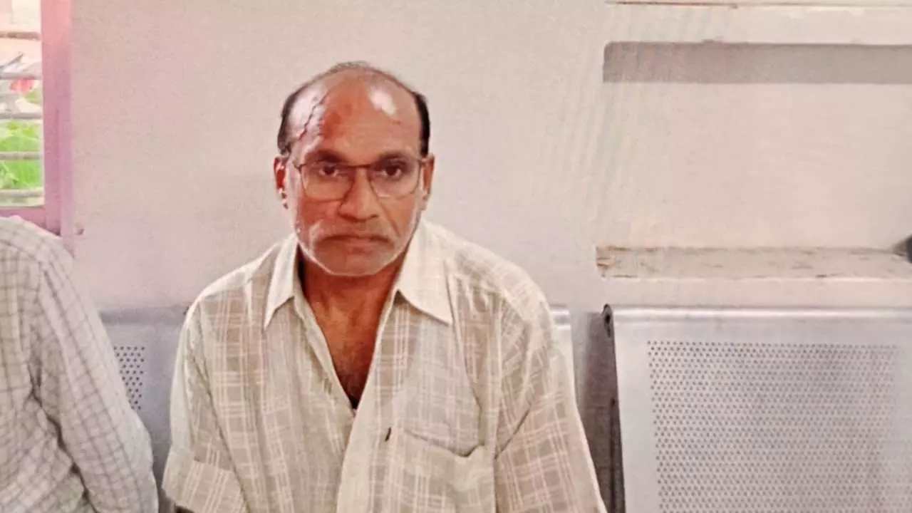 Basti News: बस्ती में मंडी समिति के सचिव ₹20,000 की रिश्वत लेते गिरफ्तार, वेतन वृद्धि के लिए मांगा था घूस
