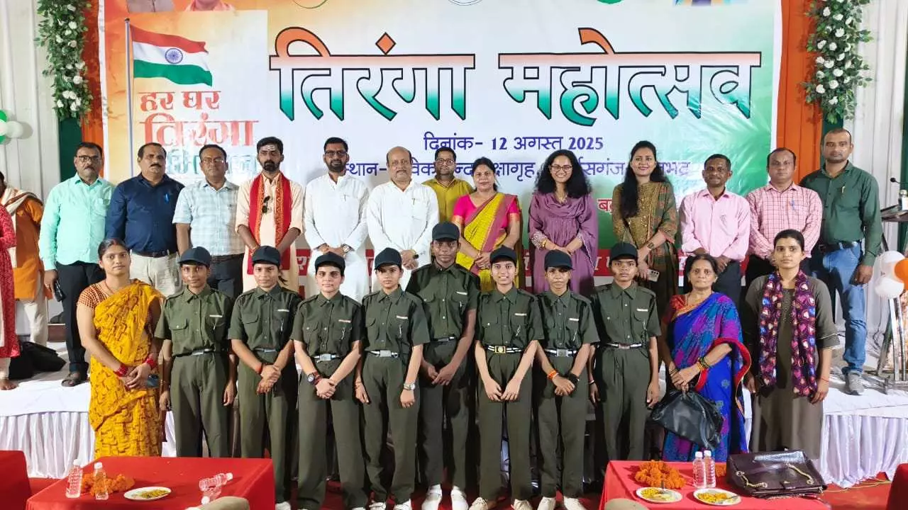 Sonbhadra News: तिरंगा महोत्सव में छात्र-छात्राओं की मनोहारी प्रस्तुतियां भव्य प्रदर्शनी, आजादी पर्व से जुड़े स्टाल- सेल्फी प्वाइंट रहे आकर्षण